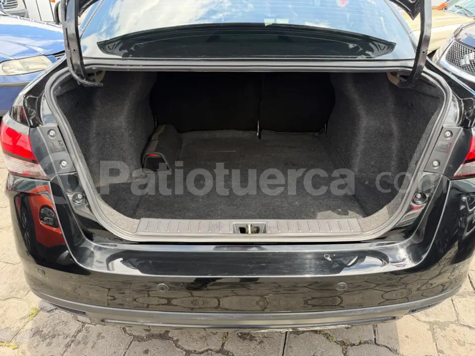 Foto 9 de Nissan VERSA ADVANCE