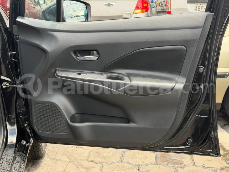 Foto 10 de Nissan VERSA ADVANCE