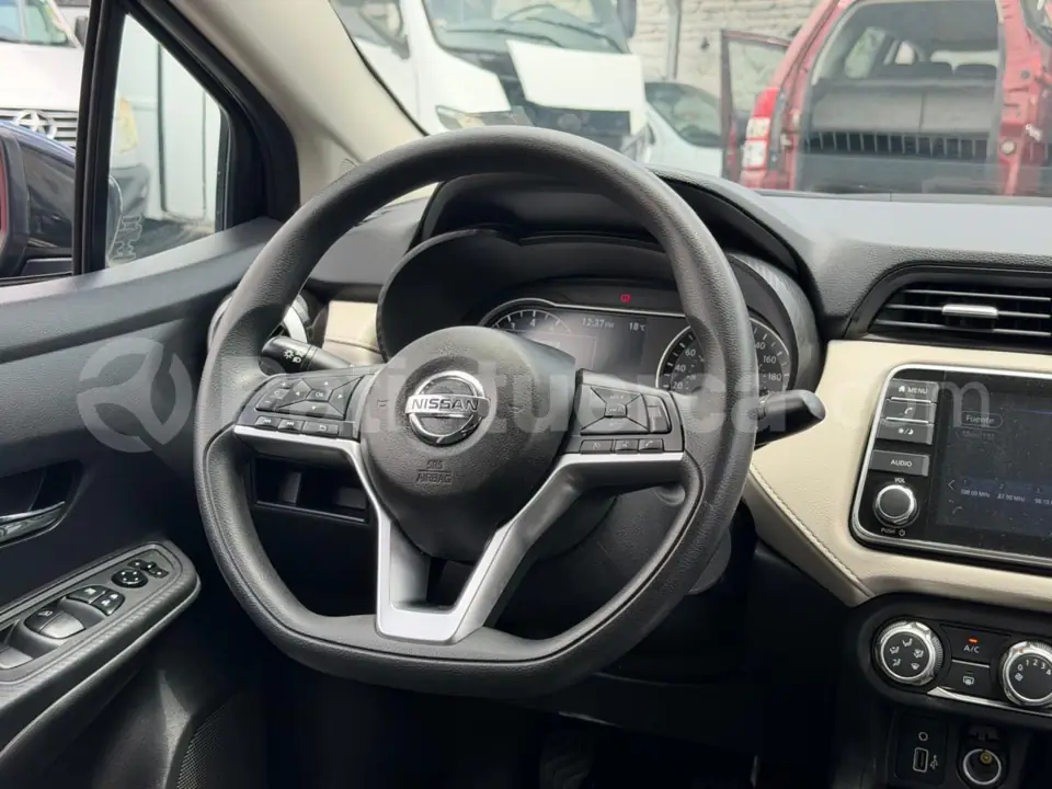 Foto 12 de Nissan VERSA ADVANCE