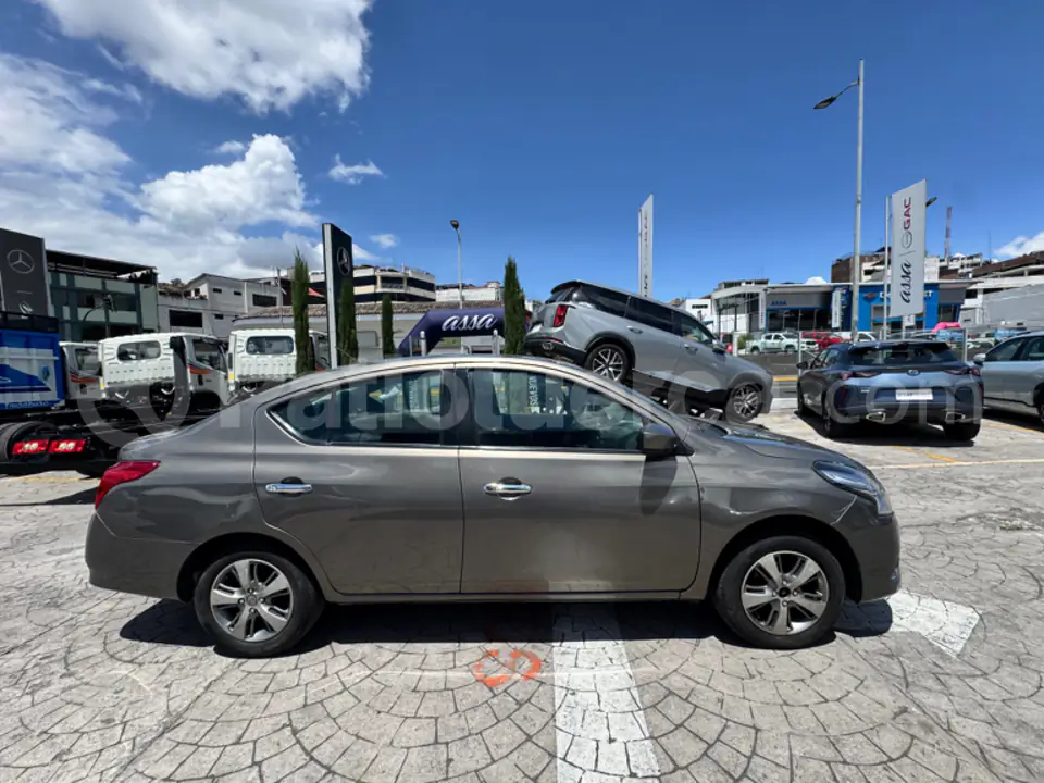 Foto 4 de Nissan Versa