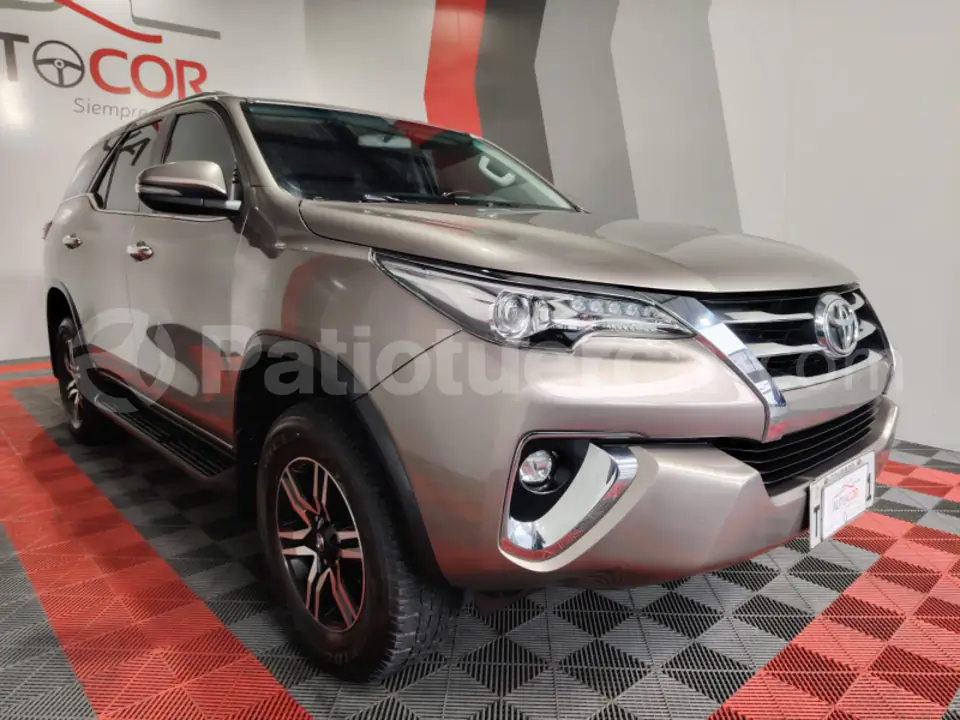 Foto 3 de Toyota Fortuner 4.0