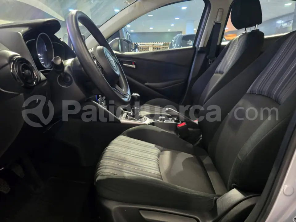 Foto 17 de Mazda 2 SDN CORE