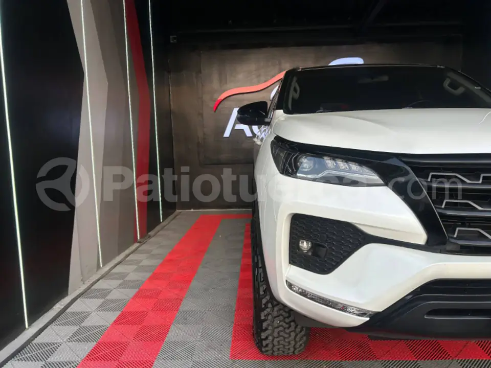 Foto 2 de Toyota New Fortuner