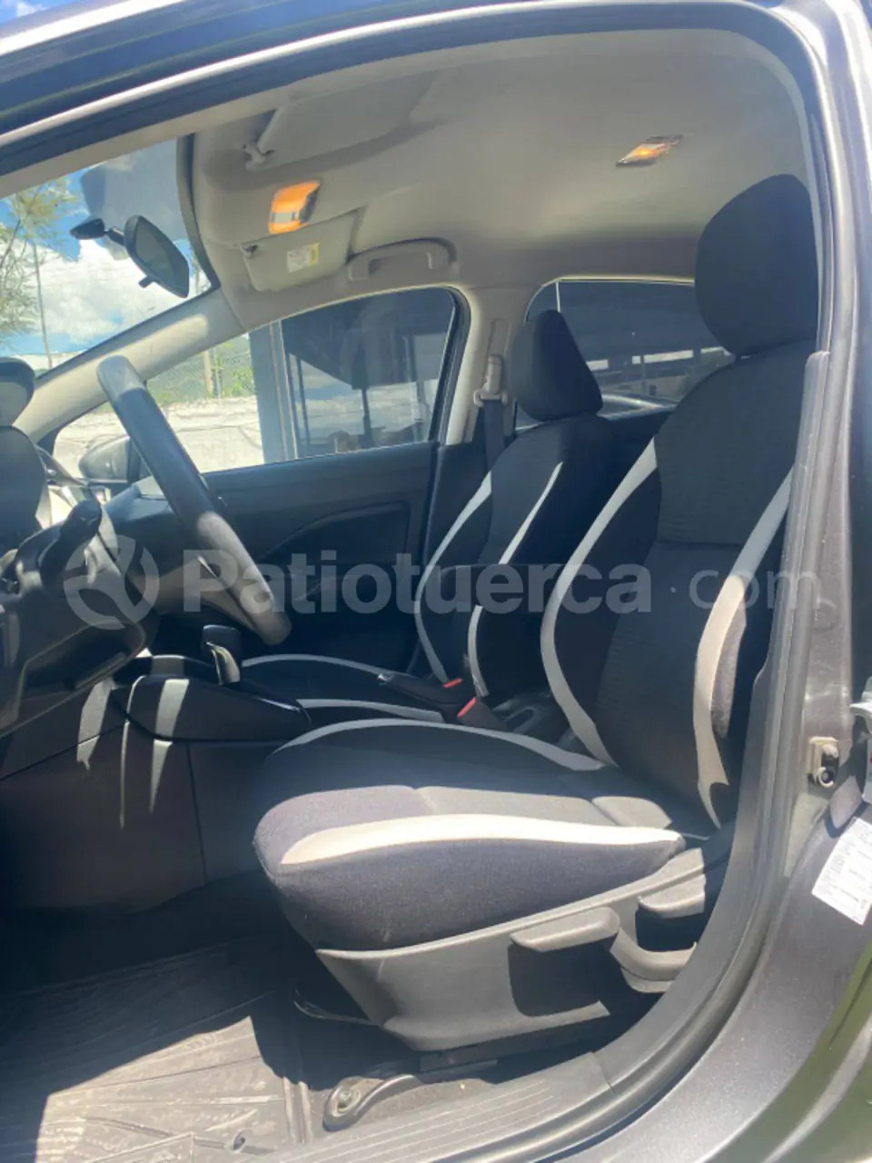 Foto 12 de Nissan VERSA ADVANCE