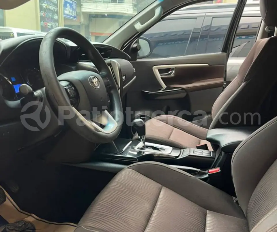Foto 3 de Toyota New Fortuner