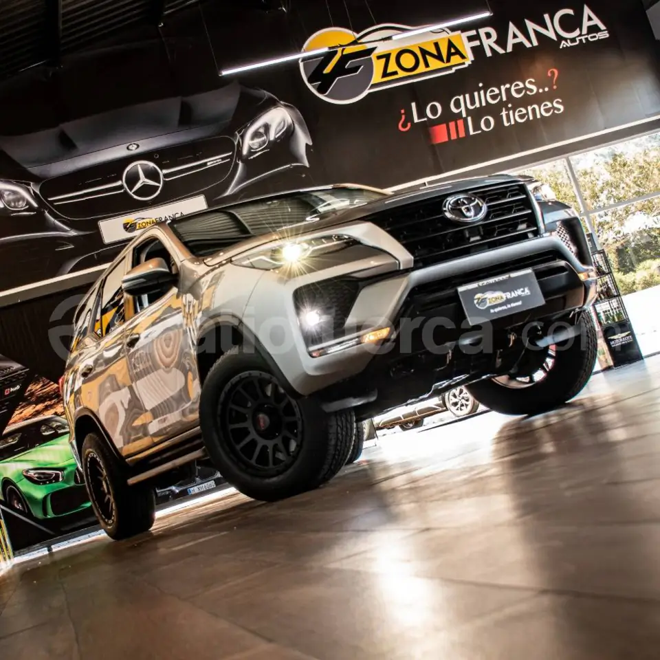 Foto 2 de Toyota New Fortuner