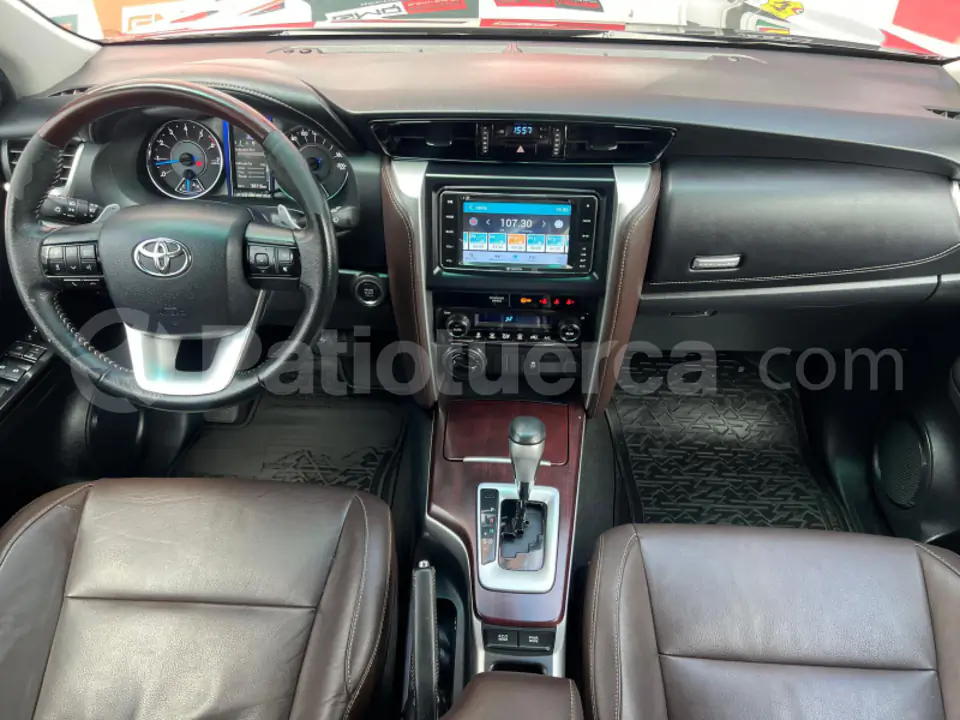 Foto 9 de Toyota Fortuner 4.0