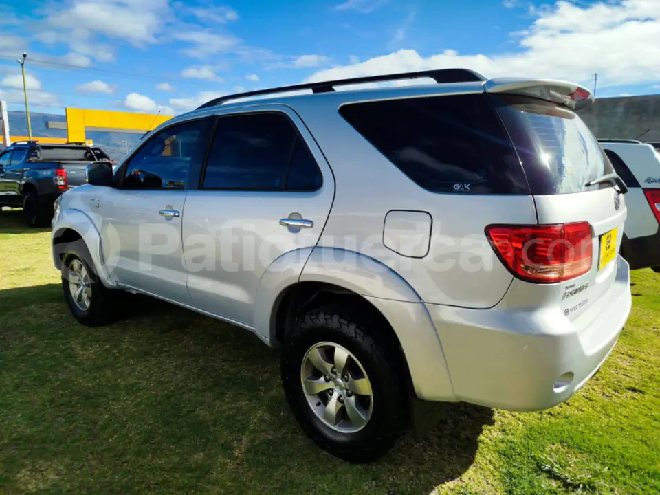 Foto 2 de Toyota Fortuner 4.0