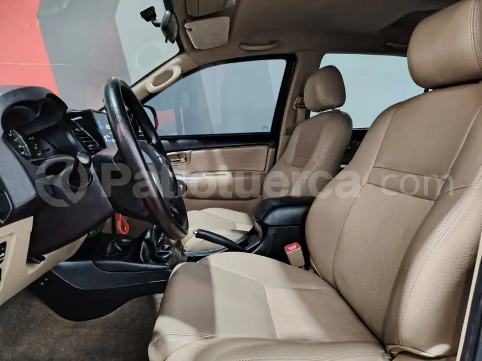 Foto 15 de Toyota Fortuner 2.7