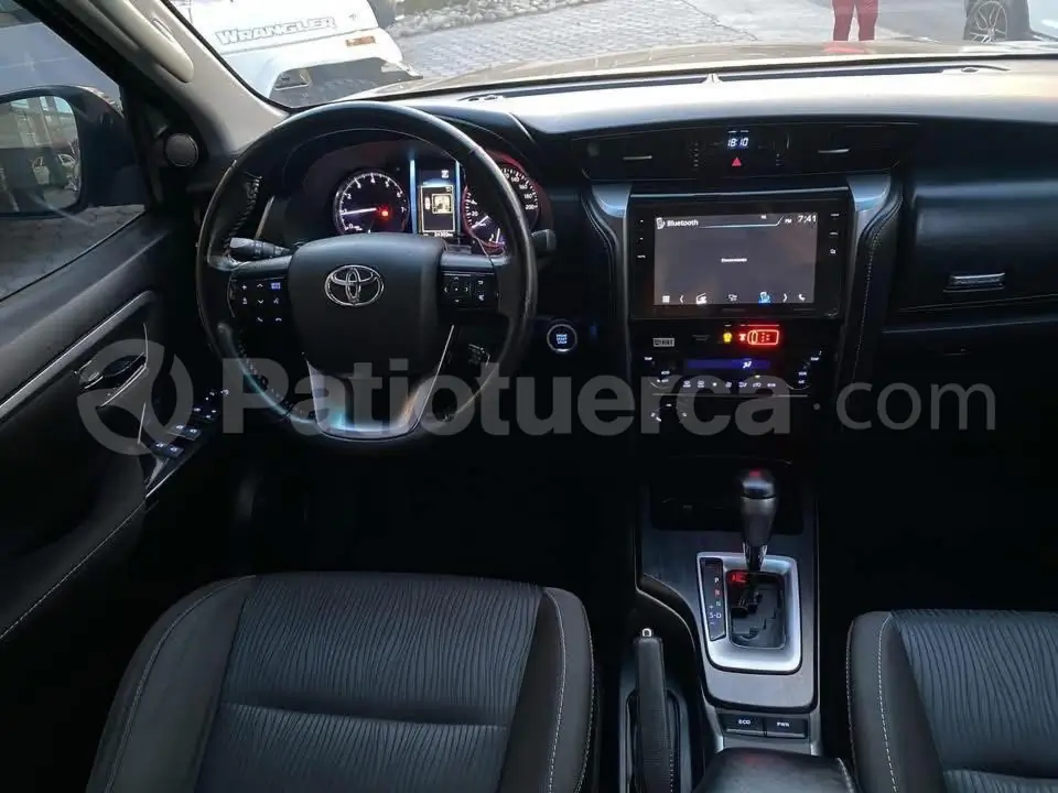 Foto 2 de Toyota New Fortuner