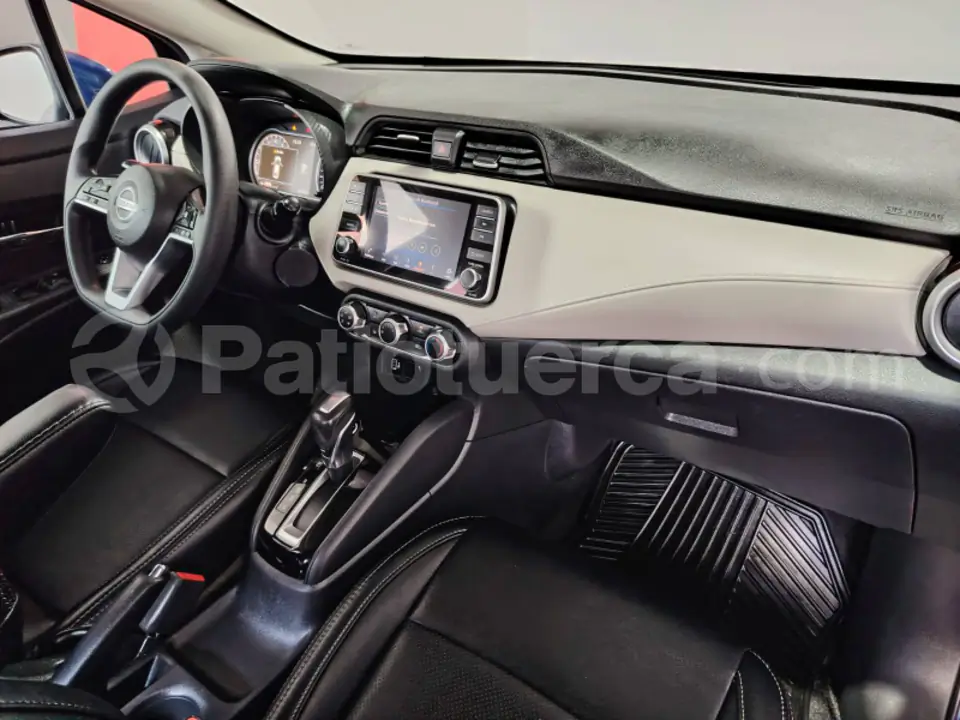 Foto 10 de Nissan VERSA ADVANCE