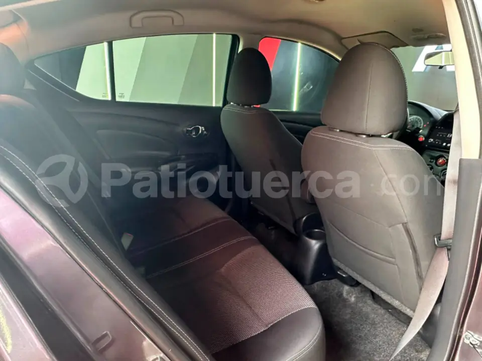 Foto 10 de Nissan VERSA ADVANCE