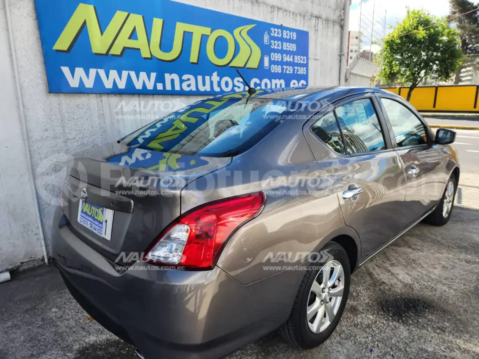 Foto 2 de Nissan Versa