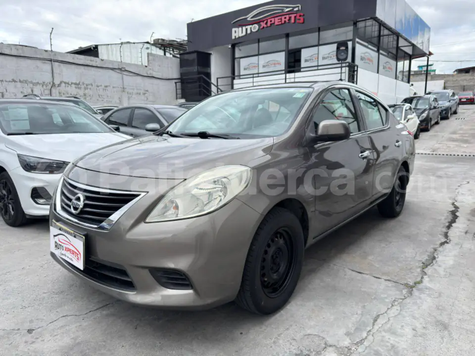 Foto 1 de Nissan Versa