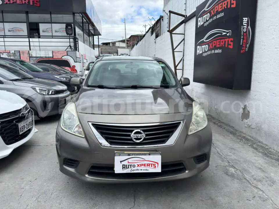 Foto 3 de Nissan Versa