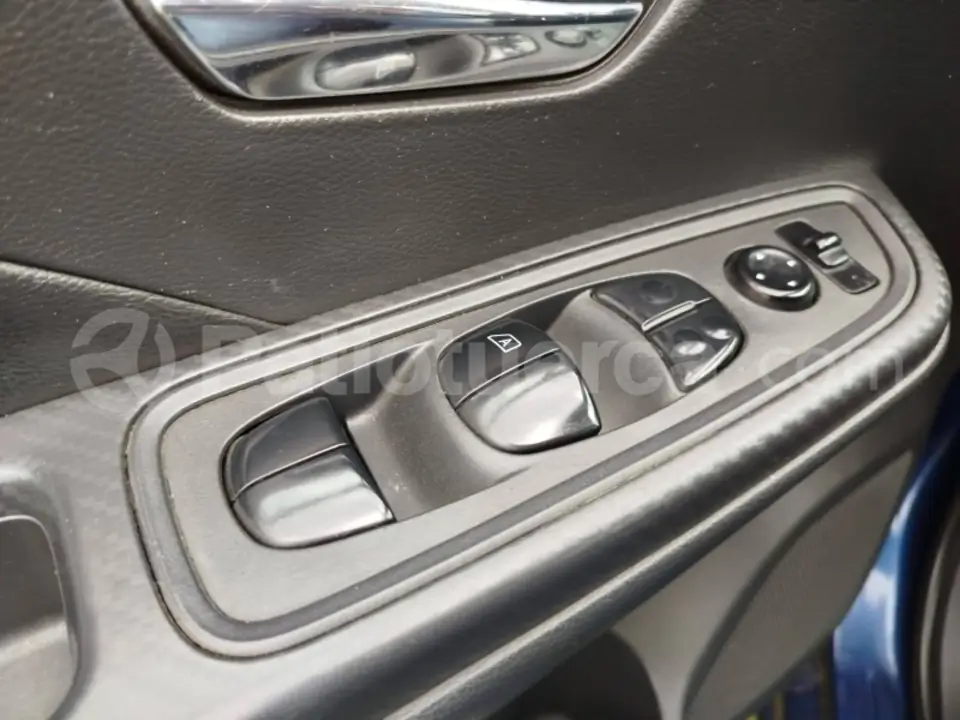 Foto 9 de Nissan VERSA ADVANCE