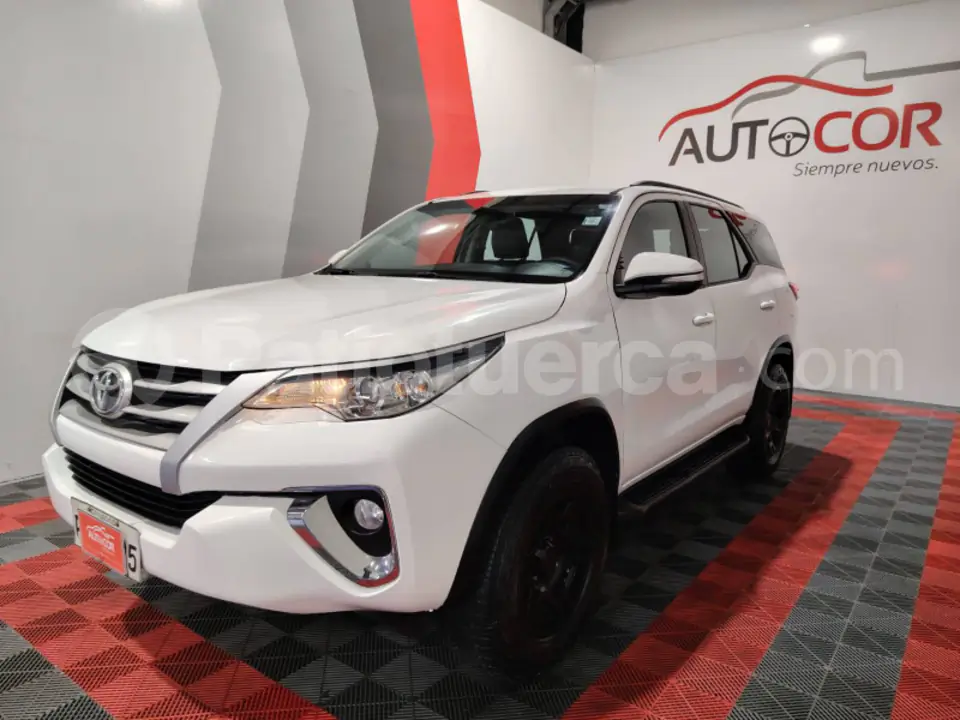 Foto 2 de Toyota New Fortuner