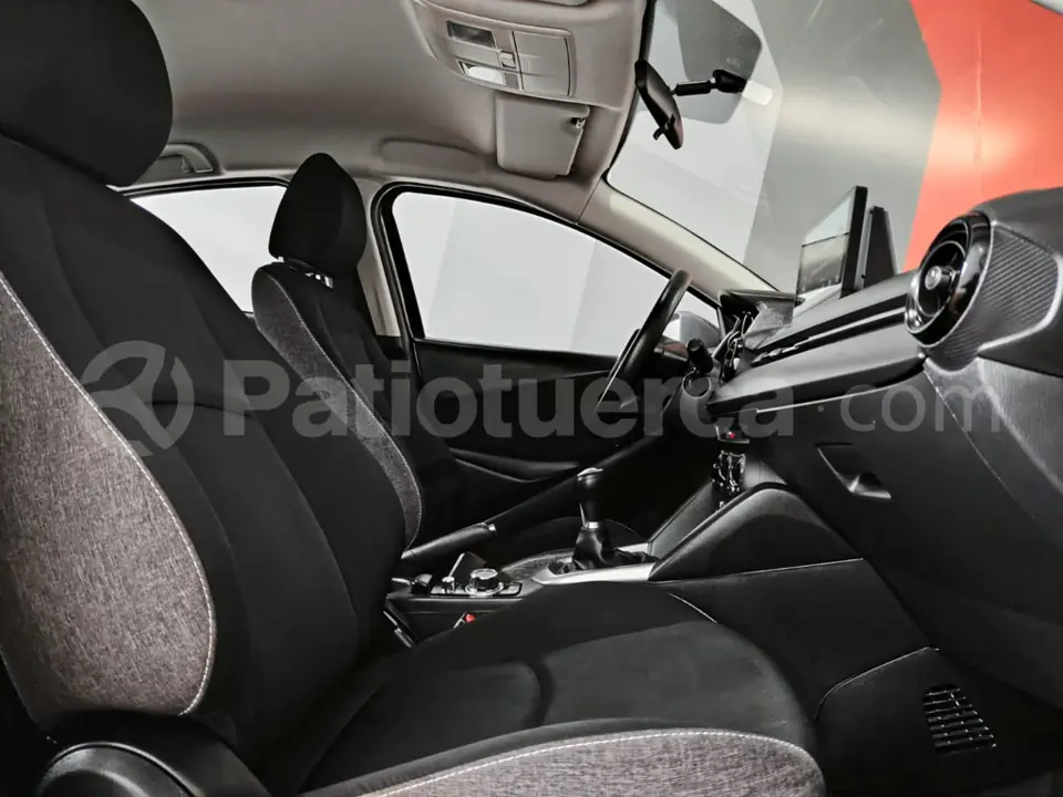 Foto 12 de Mazda 2 SDN CORE