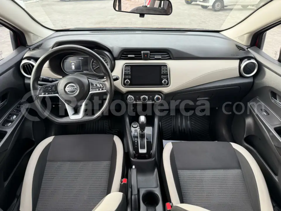 Foto 9 de Nissan VERSA ADVANCE