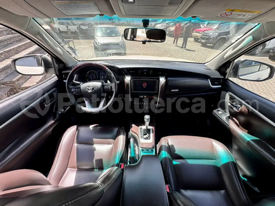 Foto 4 de Toyota Fortuner 4.0