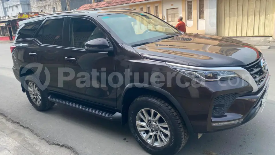 Foto 2 de Toyota New Fortuner