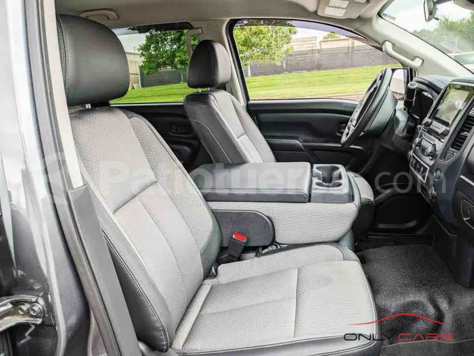 Foto 8 de Nissan TITAN