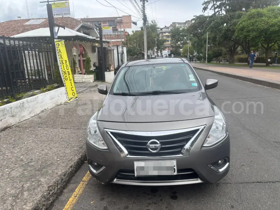 Foto 1 de Nissan Versa