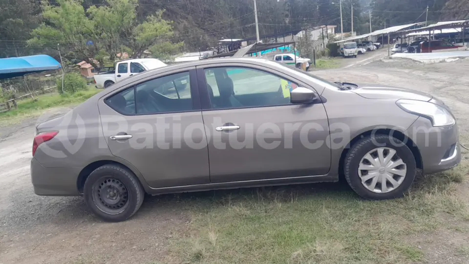 Foto 3 de Nissan Versa