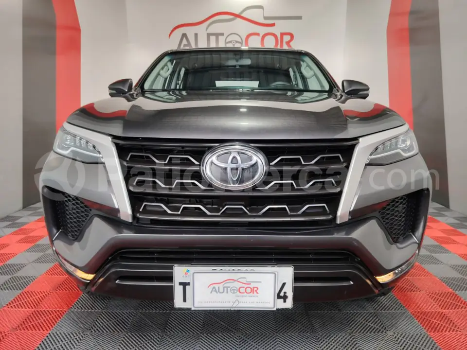 Foto 3 de Toyota New Fortuner