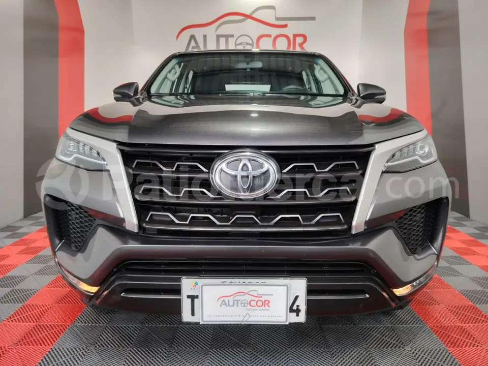 Foto 2 de Toyota New Fortuner