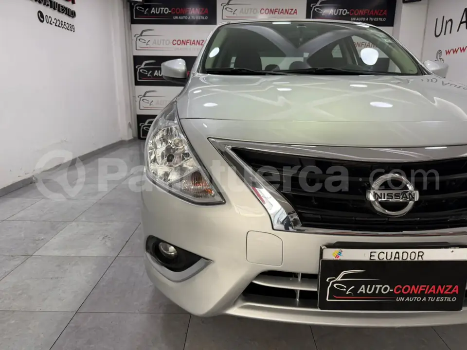 Foto 1 de Nissan Versa
