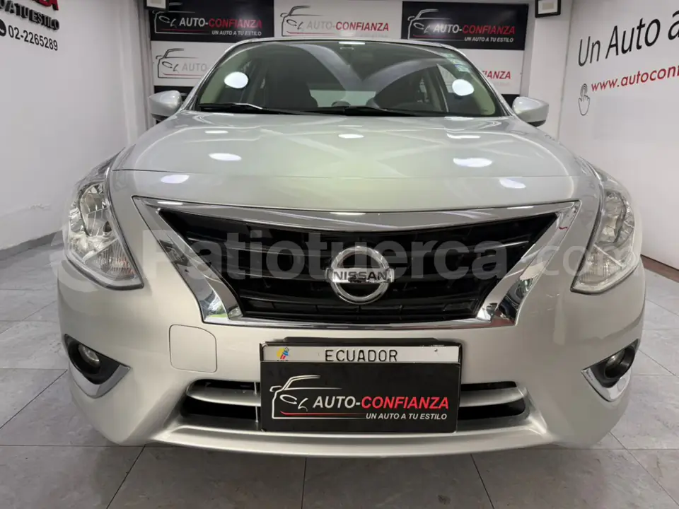 Foto 3 de Nissan Versa