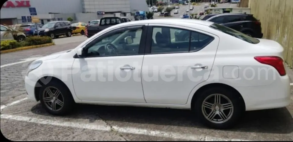 Foto 4 de Nissan Versa