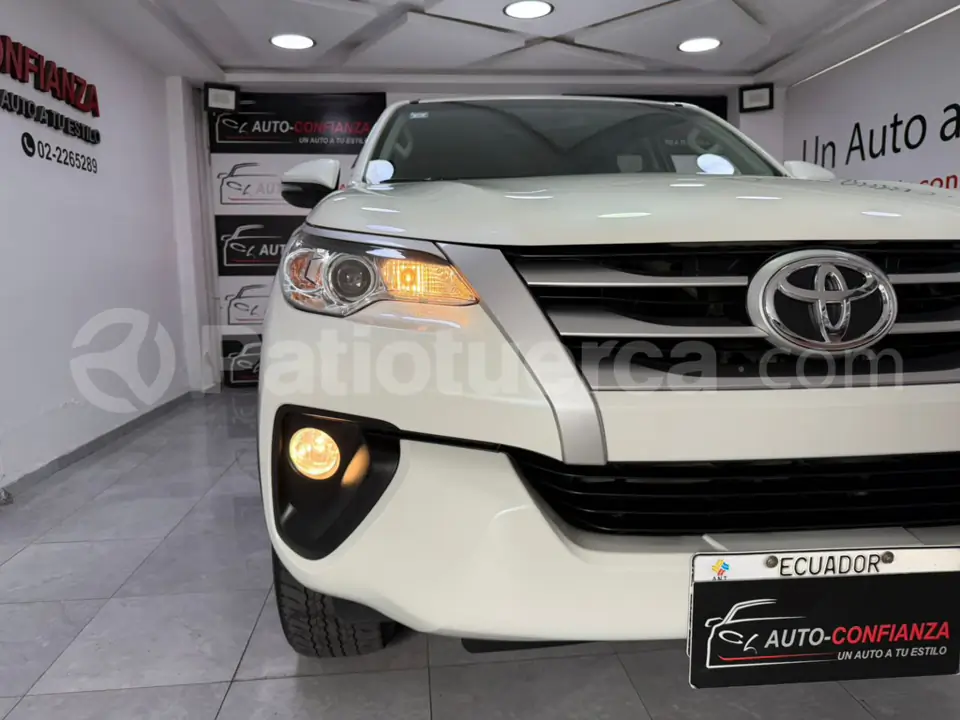 Foto 2 de Toyota New Fortuner
