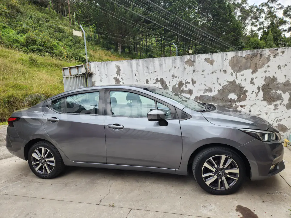 Foto 3 de Nissan VERSA ADVANCE