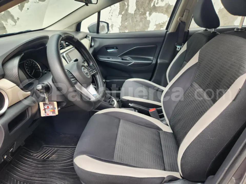 Foto 9 de Nissan VERSA ADVANCE